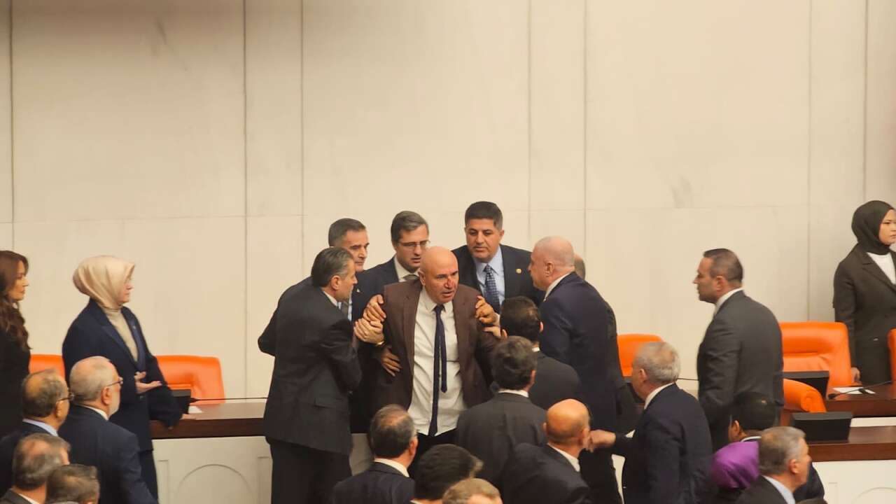 Meclis'te Akın Gürlek kavgası: Osman Gökçek sahnede 2